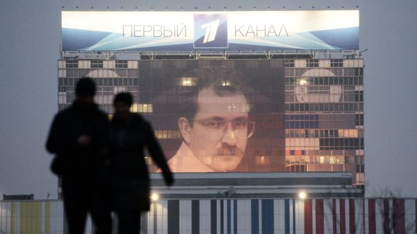 Портрет Владислава Листьева на здании телецентра Останкино в Москве