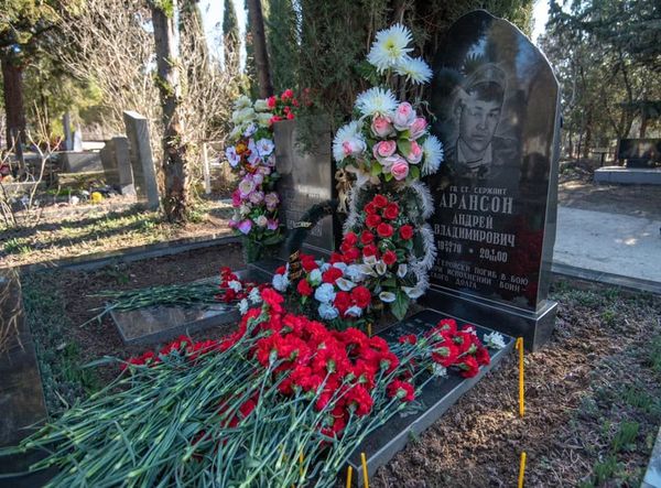 В Севастополе почтили память погибшего в Чечне псковского десантника
