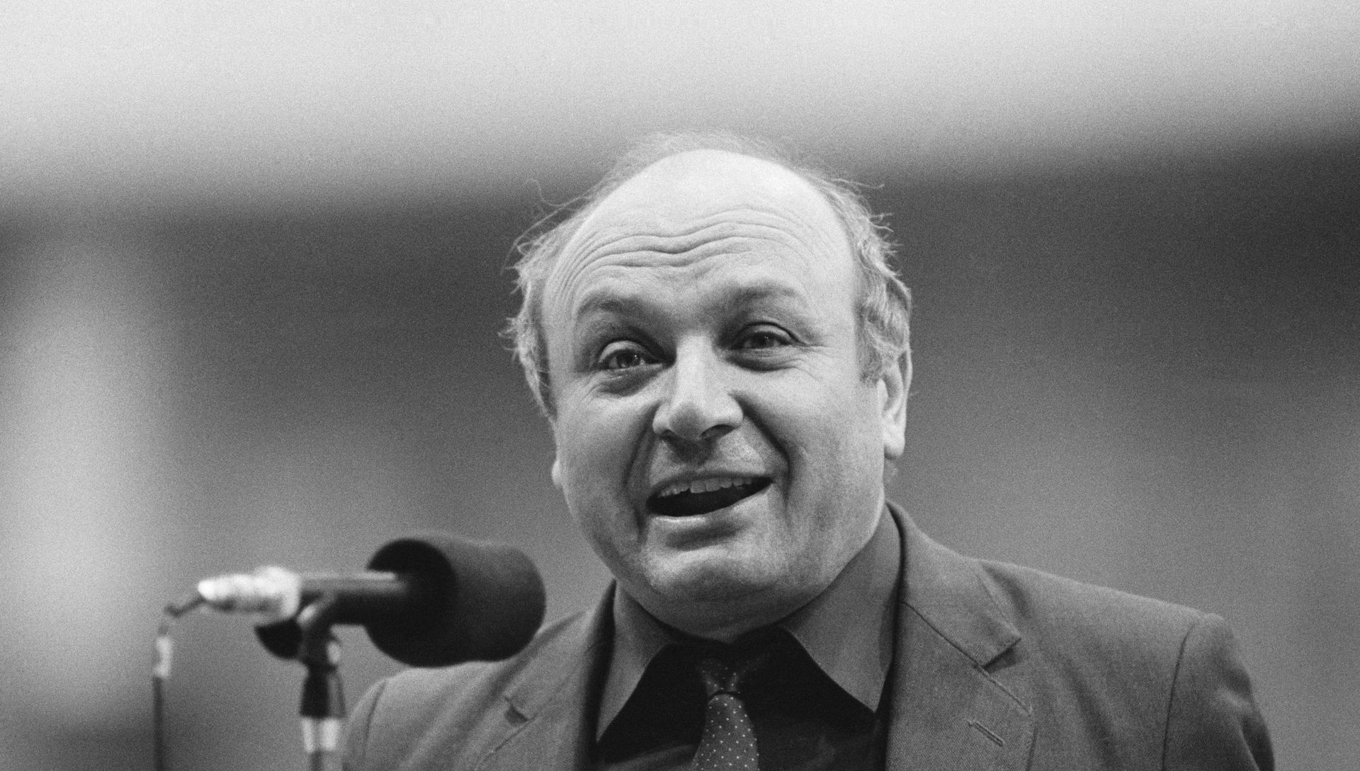 Русский писатель-сатирик и исполнитель собственных произведений Михаил Михайлович (Маневич) Жванецкий (родился в 1934 году) во время выступления Русский писатель-сатирик и исполнитель собственных произведений Михаил Михайлович (Маневич) Жванецкий (родился в 1934 году) во время выступления - РИА Новости, 1920, 06.11.2020
