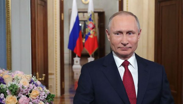 Президент РФ В. Путин поздравил российских женщин с 8 Марта