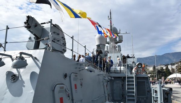 Малый ракетный корабль ЧФ Вышний Волочек на набережной Ялты 8 марта 2020