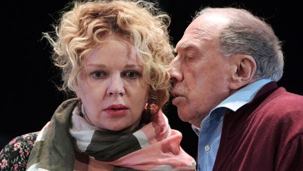 Елена Валюшкина в роли Вероники Леоновны и Сергей Юрский в роли Романа Плоткина в сцене из спектакля Игоря Вацетиса в постановке народного артиста России Сергея Юрского «Reception» в государственном академическом театре имени Моссовета