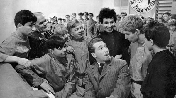 Артист Сергей Юрский (в центре) в художественном фильме Республика Шкид режиссера Геннадия Полоки