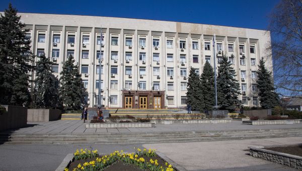 Здание городского совета Симферополя весной