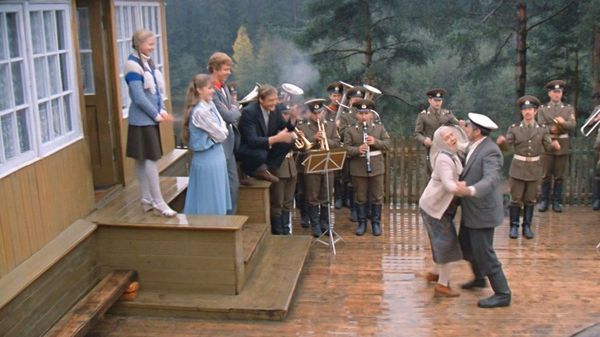 Кадр из фильма Любовь и голуби (1984 год, реж. Владимир Меньшов)