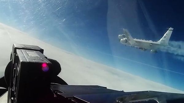 Перехват истребителем Су-27 самолета-разведчика США над Балтикой Перехват истребителем Су-27 самолета-разведчика США над Балтикой