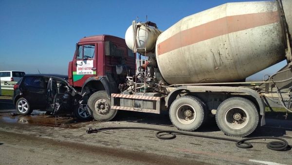 На Тавриде бетономешалка раздавила иномарку: есть пострадавшие На Тавриде бетономешалка раздавила иномарку: есть пострадавшие