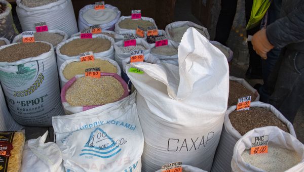 Продукты питания крупа в мешках сахар