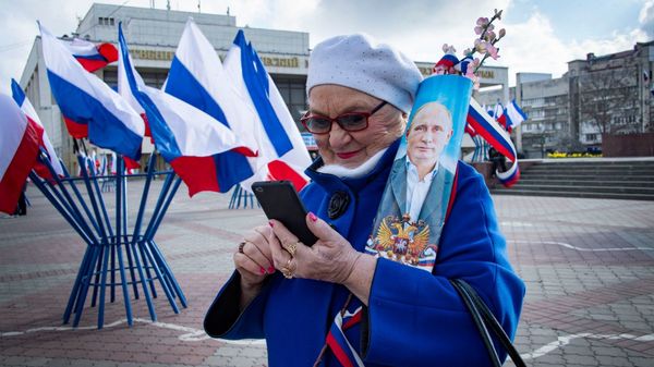Несмотря на отмену массовых мероприятий из-за коронавируса горожанка с портретом Путина пришла на праздник Несмотря на отмену массовых мероприятий из-за коронавируса горожанка с портретом Путина пришла на праздник