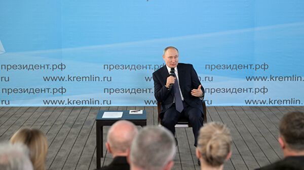 Президент Путин на встрече с общественностью в Севастополе
