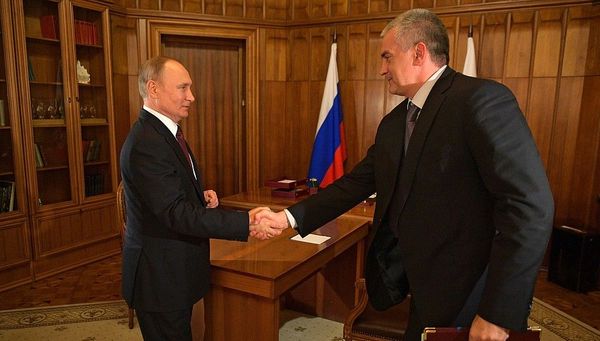 Владимир Путин и Сергей Аксенов на встрече в Севастополе Владимир Путин и Сергей Аксенов на встрече в Севастополе