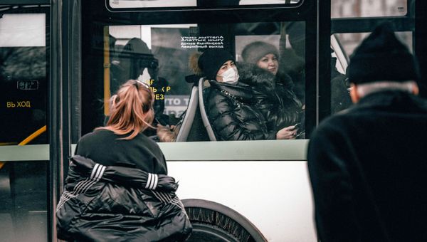 Пассажиры автобуса в медицинских масках Пассажиры автобуса в медицинских масках