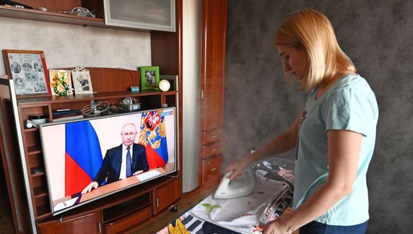 Трансляция обращения президента России В. Путина к гражданам из-за ситуации с коронавирусом