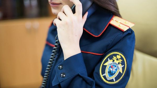 Сотрудница СКР с телефоном