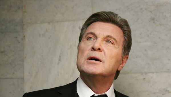 Певец Лев Лещенко перед началом юбилейного концерта Эдиты Пьехи в Государственном Кремлевском Дворце