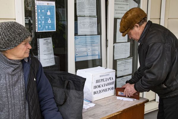 Вода Крыма закрыла свои платежные офисы и рекомендует переходить на оплату онлайн. Показатели счетчиков, между тем, можно опустить в самодельную урну около входа. 