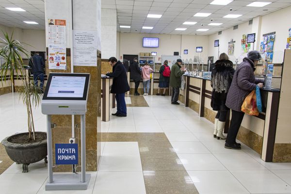 Главпочтамт работает в обычном режиме. В зале полно посетителей - как в масках, так и без. 