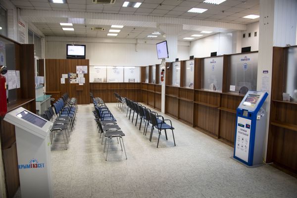Операционный зал предприятия Крымгаз, в котором всегда было много людей, тоже закрыт. 