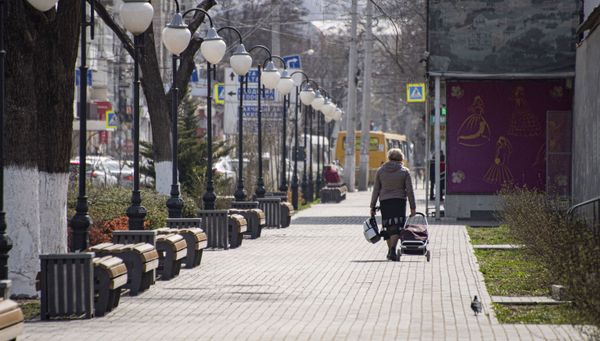 Симферополь на карантине пустые улицы Центральный рынок женщина с тележкой