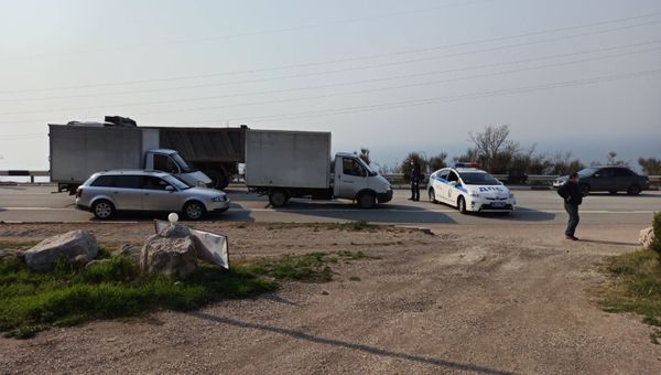 Сотрудники ГИБДД останавливают водителей при въезде в Севастополь