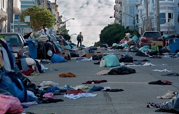 Именно к этому призывает режиссер Стивен Содерберг в фильме Заражение 2011 года.
Фото: кадр из фильма Заражение (Contagion), 2011 год Именно к этому призывает режиссер Стивен Содерберг в фильме Заражение 2011 года.
Фото: кадр из фильма Заражение (Contagion), 2011 год