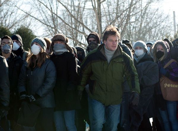 По ходу развития сюжета ученым предстоит найти лекарство от смертельного вируса, который стремительно расползается по миру. На фото: кадр из фильма Заражение (Contagion), 2011 год По ходу развития сюжета ученым предстоит найти лекарство от смертельного вируса, который стремительно расползается по миру. На фото: кадр из фильма Заражение (Contagion), 2011 год