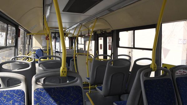 Пустой автобус изнутри Пустой автобус изнутри