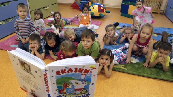 Дети читают в детском саду