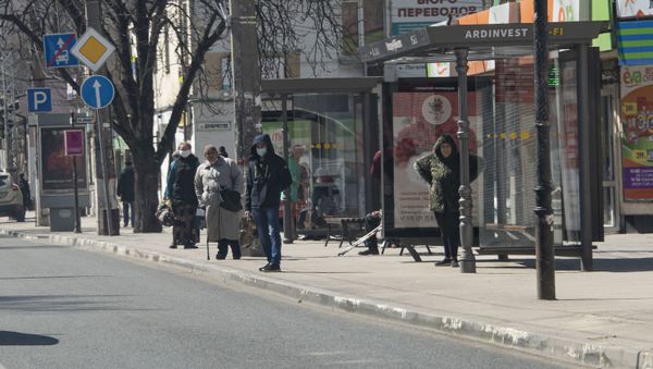 Люди на остановках в масках Люди на остановках в масках