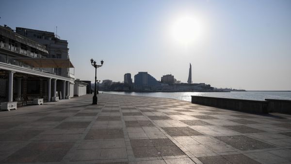 Пустая набережная в Севастополе