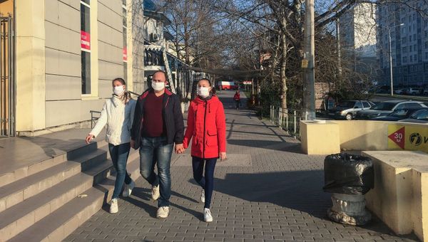 Севастополь. Карантин. Пустая улица. Люди в масках Севастополь. Карантин. Пустая улица. Люди в масках