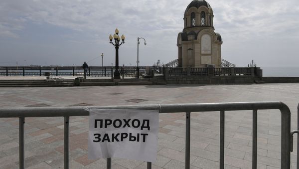 Пустая набережная в Ялте