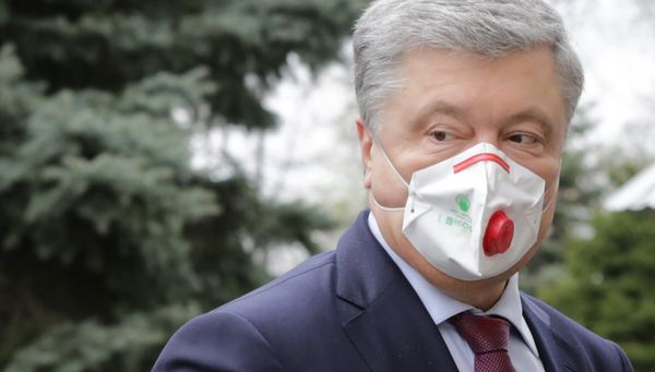 Петр Порошенко в медицинской маске