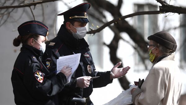 Сотрудники полиции проверяют документы пенсионерки