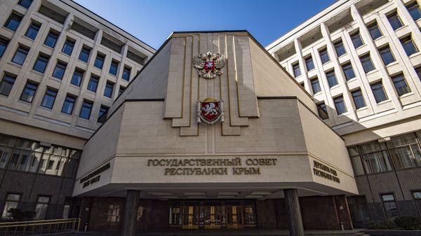 Здание госсовета Крыма весна