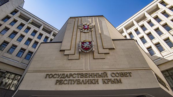 Здание госсовета Крыма весна