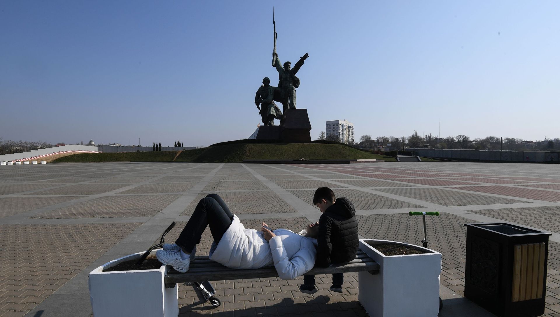 Молодые люди возле памятника Солдату и Матросу в Севастополе. - РИА Новости, 1920, 06.10.2020