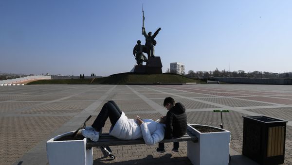 Молодые люди возле памятника Солдату и Матросу в Севастополе.