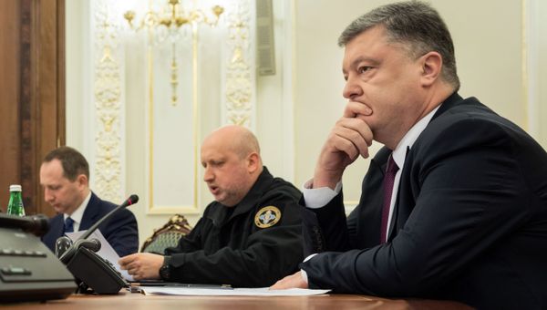 Экс-президент Украины Петр Порошенко и бывший секретарь Совета национальной безопасности и обороны Александр Турчинов. Архивное фото