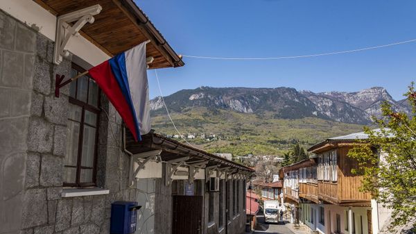 Гурзуф улица горы российский флаг