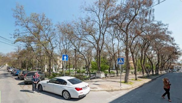 Сквер у собора Петра и Павла в Севастополе