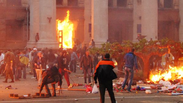 Пожар в Доме профсоюзов в Одессе (горит центральный вход) Пожар в Доме профсоюзов в Одессе (горит центральный вход)