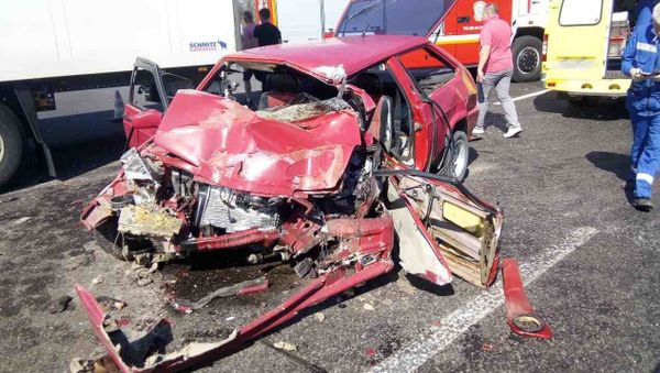 Водитель ВАЗа получил открытые переломы ног в аварии на Тавриде