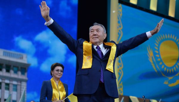 Экс-президент Казахстана Нурсултан Назарбаев, на дальнем плане - его дочь Дарига Назарбаева