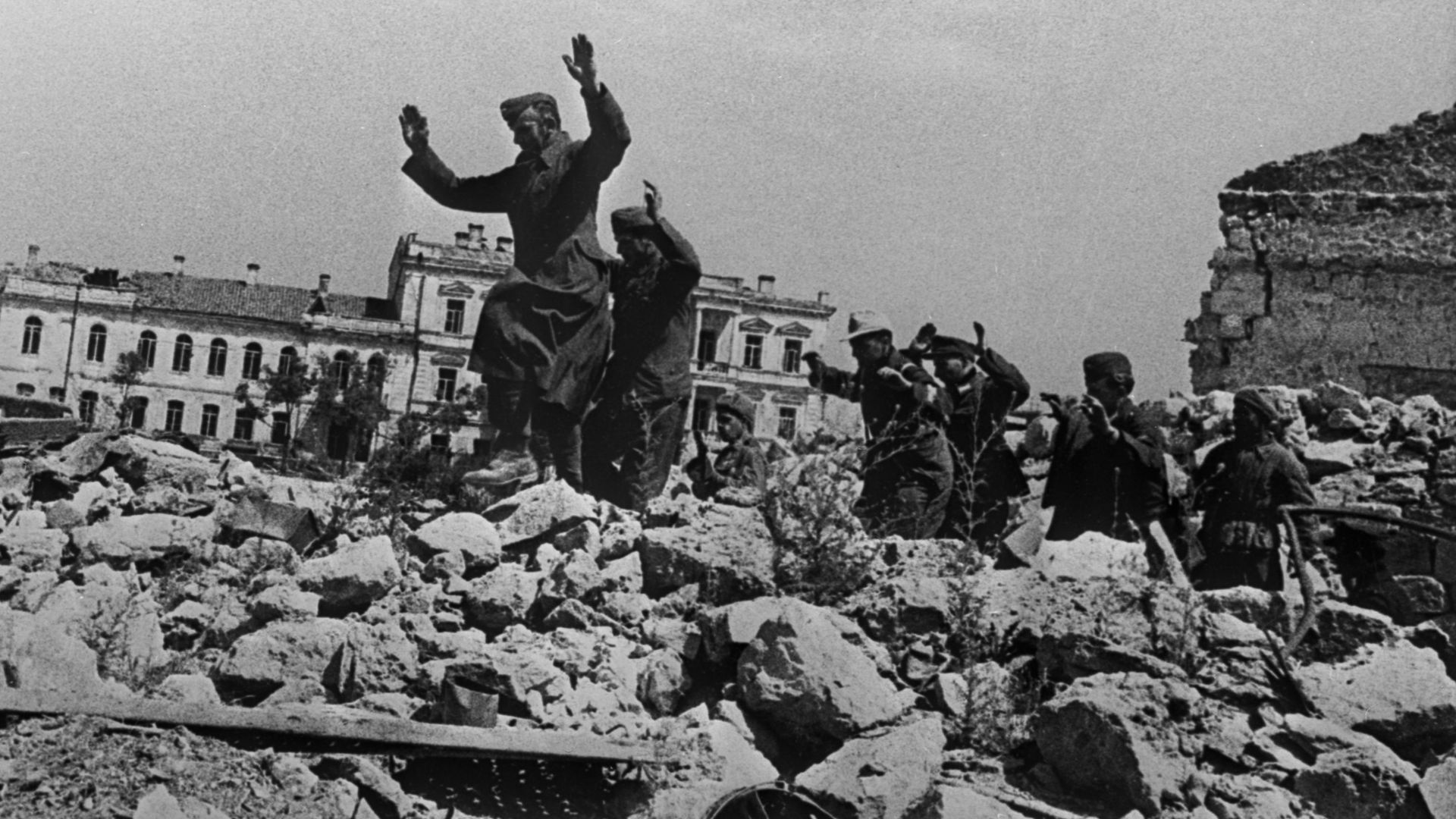 Пленные немцы на развалинах Севастополя около Графской пристани - РИА Новости, 1920, 04.08.2022