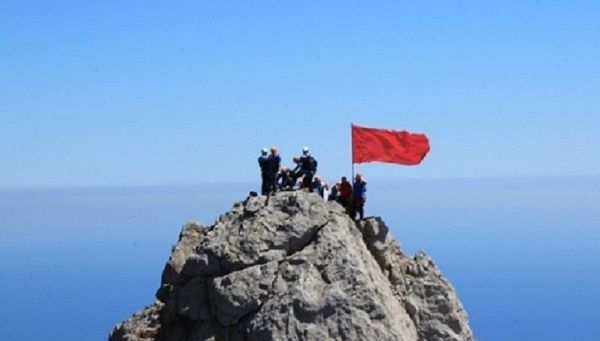 Красное Знамя Победы на зубцах Ай-Петри