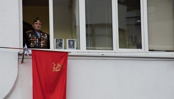 Ветеран смотрит концерт во дворе Ветеран смотрит концерт во дворе
