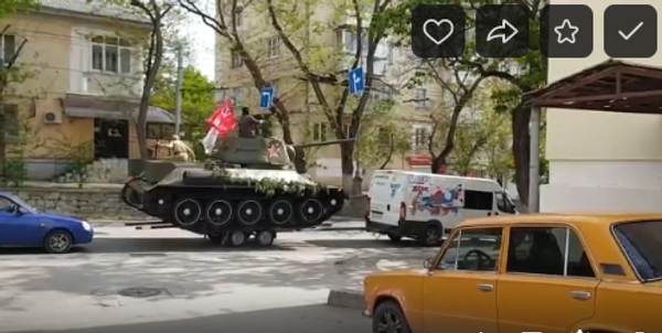 Самодельный танк на улицах Севастополя