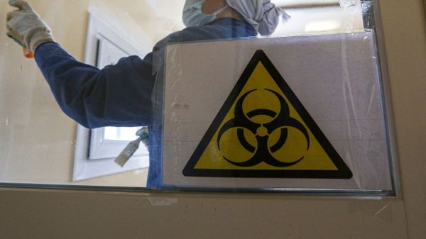 Рабочие делают ремонт помещений под лабораторию в Мончегорской центральной больнице Рабочие делают ремонт помещений под лабораторию в Мончегорской центральной больнице
