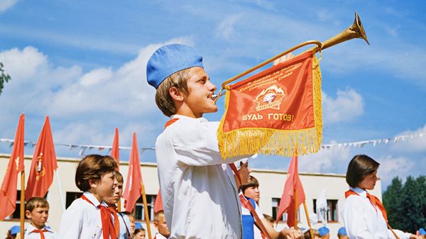 Горнист и барабанщики на утренней линейке в пионерском лагере, 1983 год